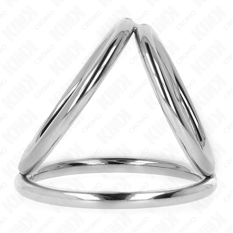 Dreifacher Penisring aus Chrom-Metall. Drei Ringe bilden eine dreieckige Struktur. Kink-Logo im Hintergrund.