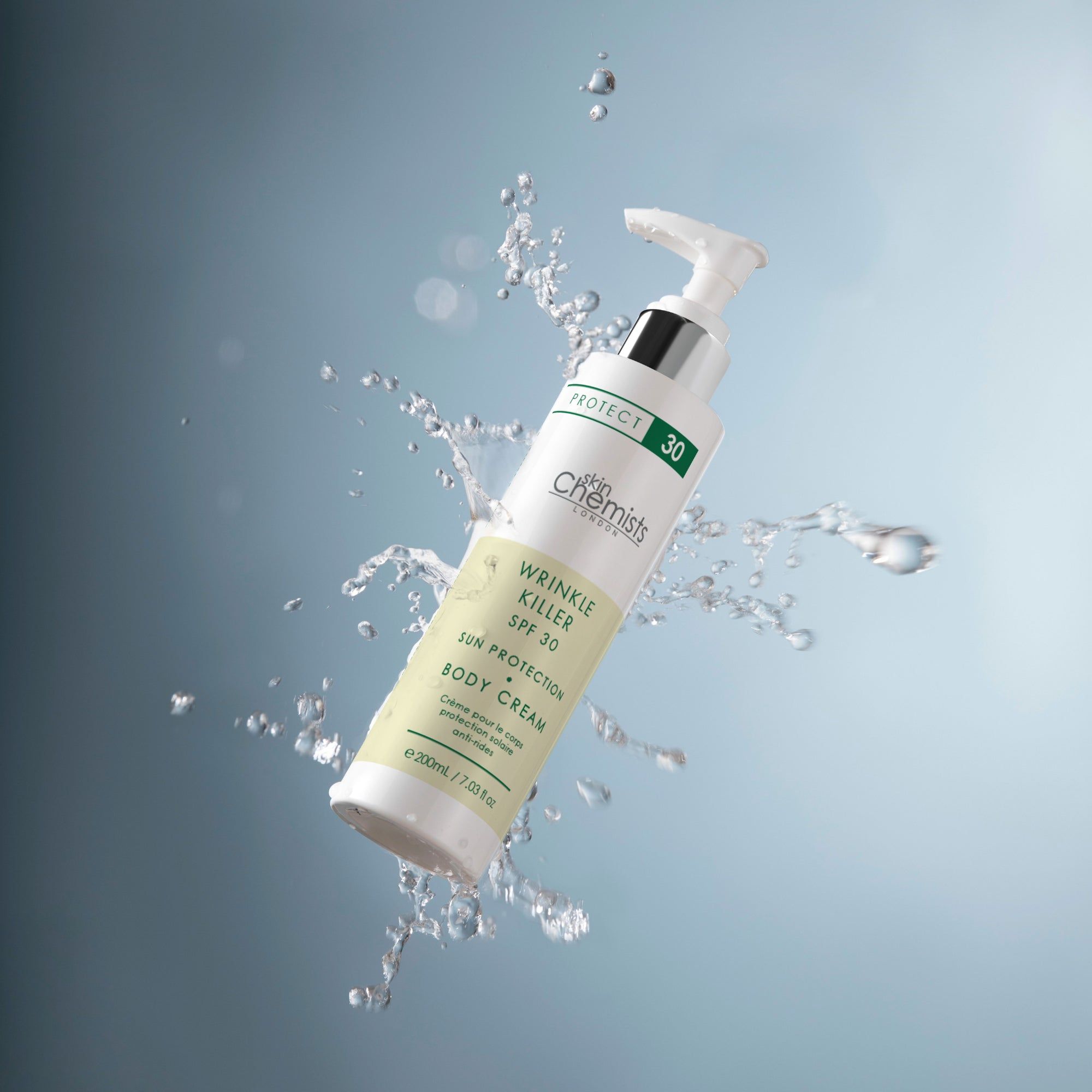 Flasche mit Pumpe in Wasser. Aufschrift: Protect 30, Skin Chemists, Wrinkle Killer, SPF 30, Sun Protection Body Cream.