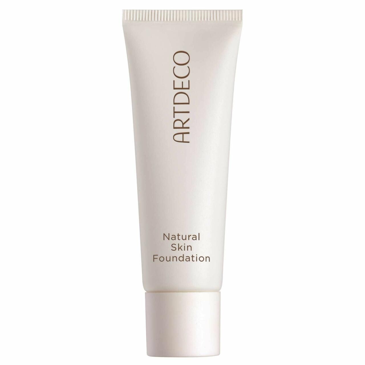 Weiße Tube mit Aufschrift ARTDECO und Natural Skin Foundation. Der Deckel ist weiß.