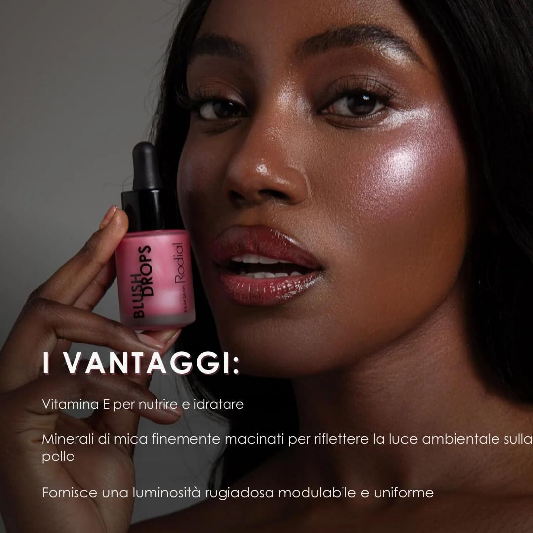 Frau hält eine Flasche rosa Flüssigrouge. Produktname und Marke sichtbar. Vorteile des Produkts.