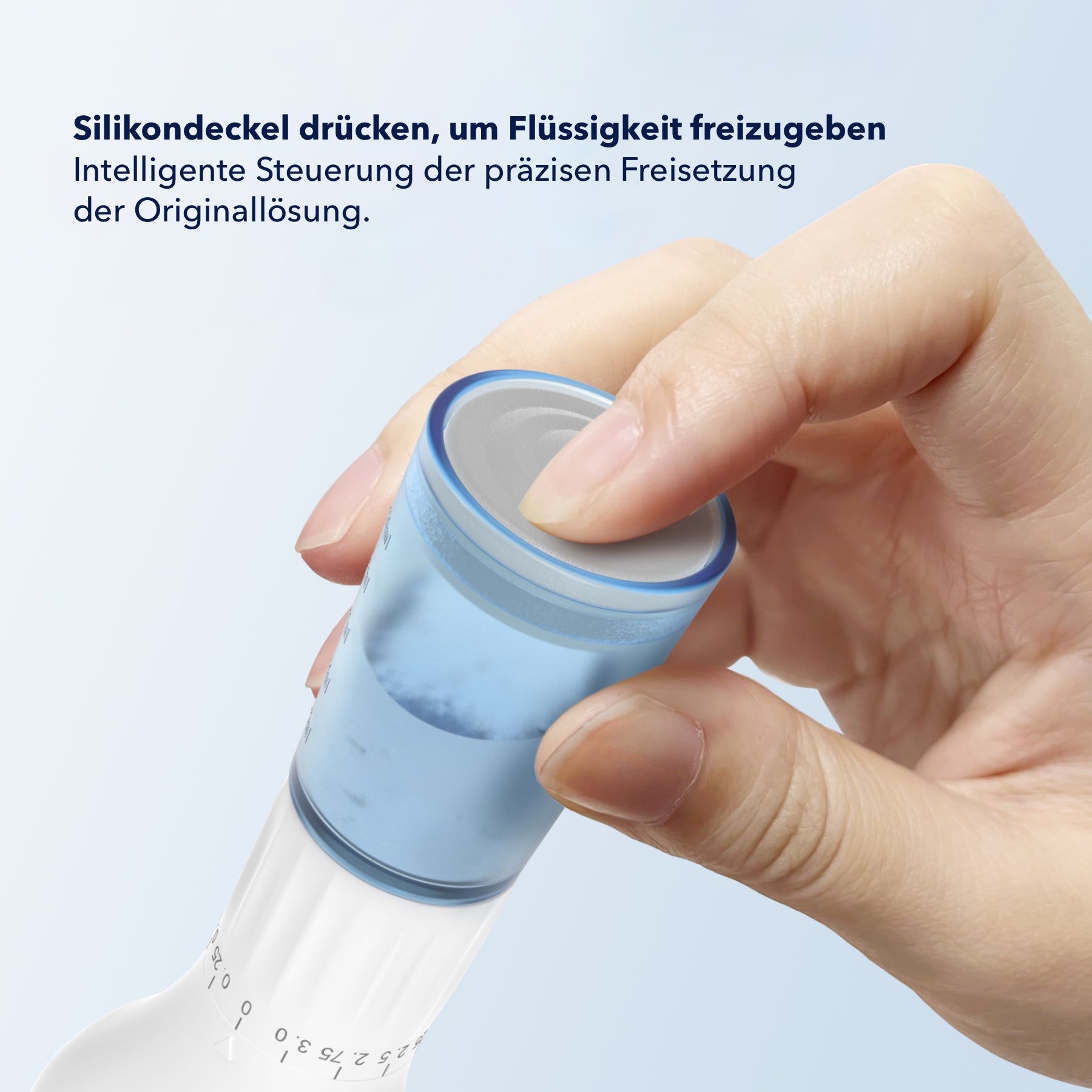 Hand drückt auf den Deckel des Derma Stamps. Der blaue Deckel gibt Flüssigkeit frei. Intelligente Steuerung der Freisetzung der Original-Lösung.