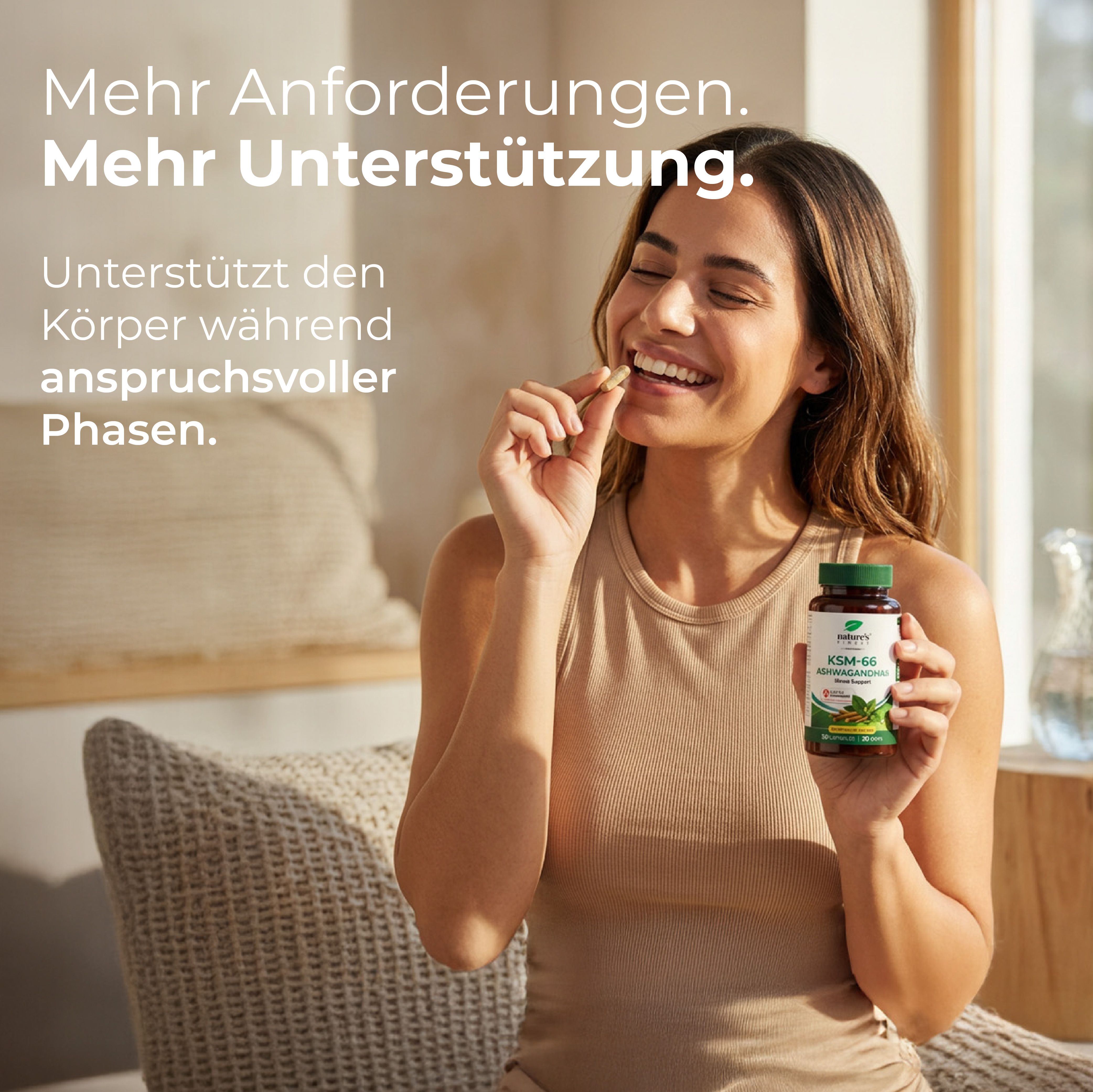Frau nimmt eine Kapsel ein, hält eine Flasche Nature's Finest KSM-66 Ashwagandha® in der Hand.