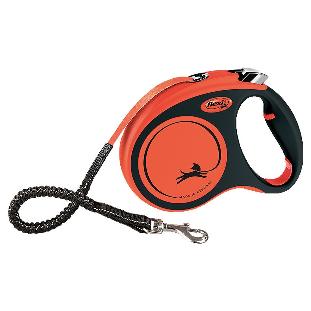 Orange-schwarze Flexi-Leine mit schwarzem Gurt und Karabinerhaken. Flexi-Logo und springender Hund.