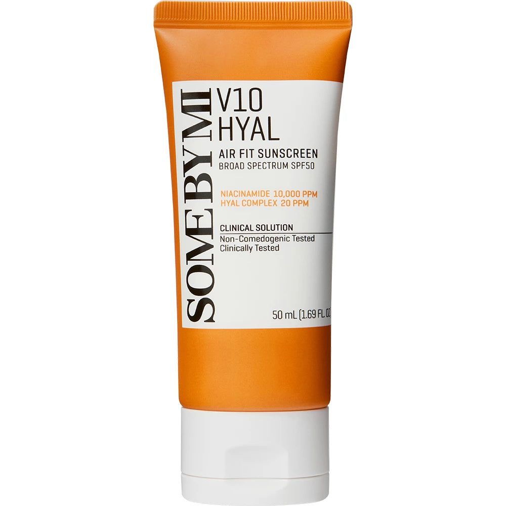Orange Tube mit weißem Deckel. Aufschrift: SOME BY MI V10 Hyal Air Fit Sunscreen SPF50. 50 ml.
