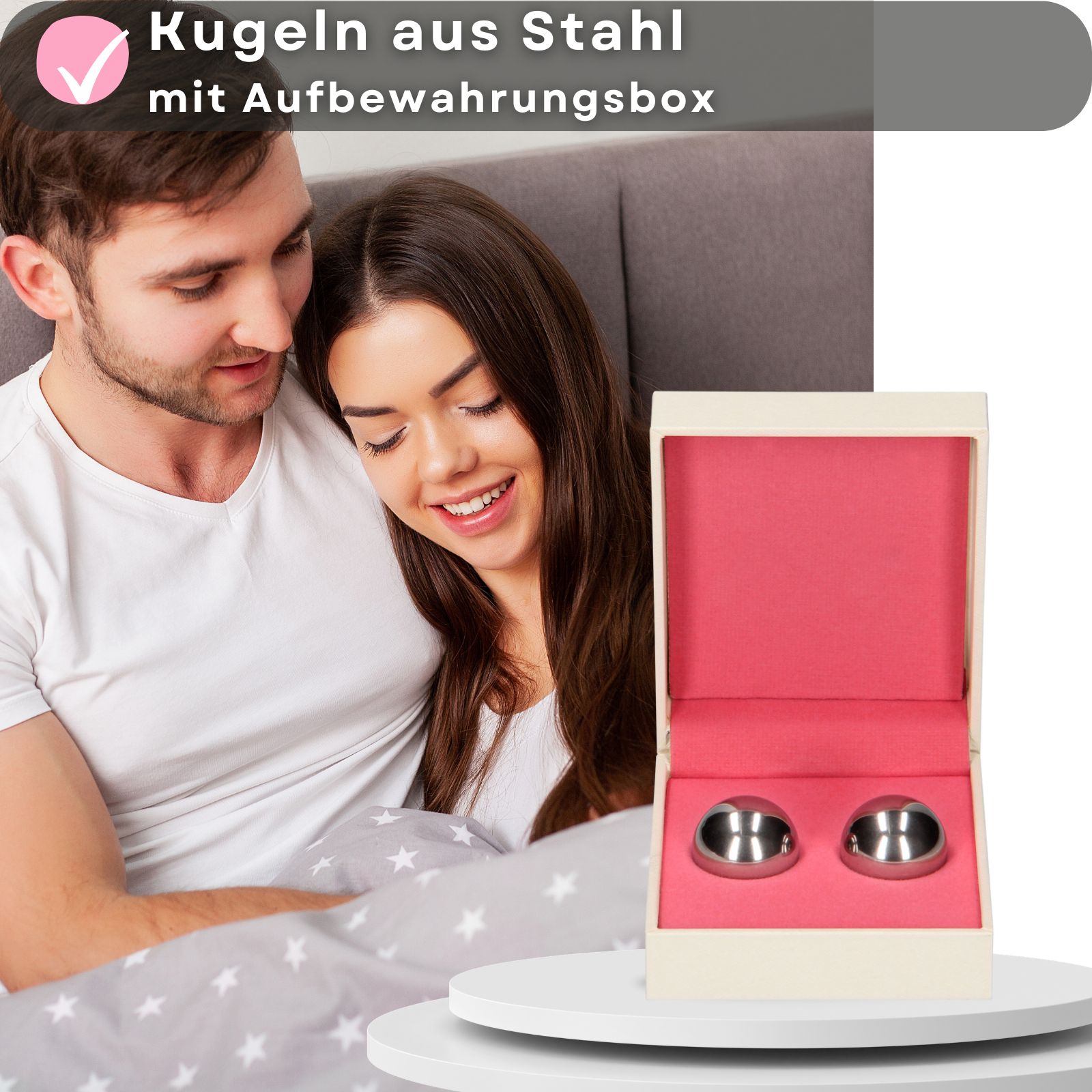 Zwei metallische Kugeln in einer Box. Ein Paar liegt im Bett. Text: Kugeln aus Stahl mit Aufbewahrungsbox.