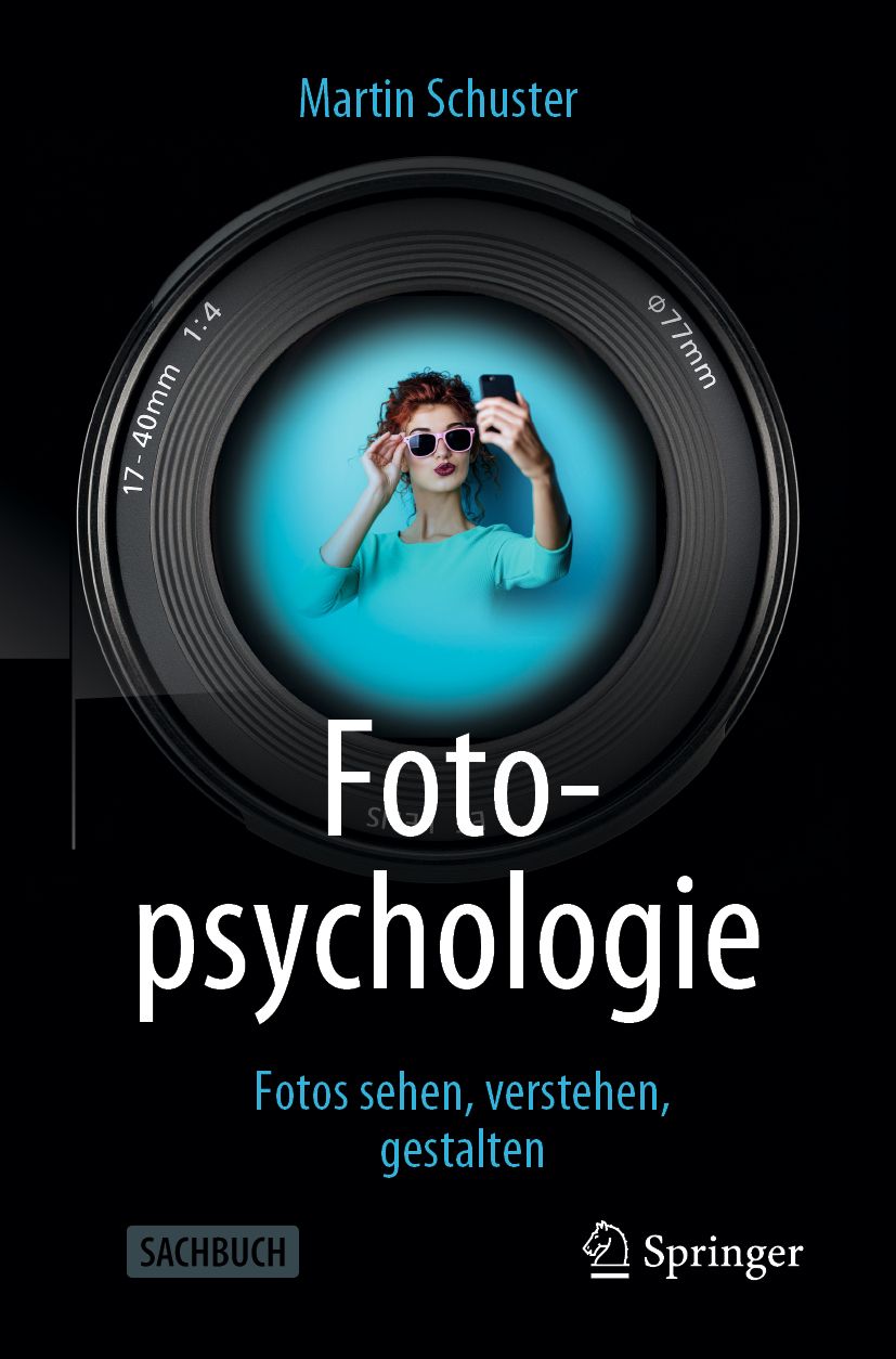 Buchcover mit dem Titel 'Fotopsychologie'. Eine Frau mit Sonnenbrille macht ein Selfie. Der Titel ist in Großbuchstaben geschrieben. Verlag: Springer.