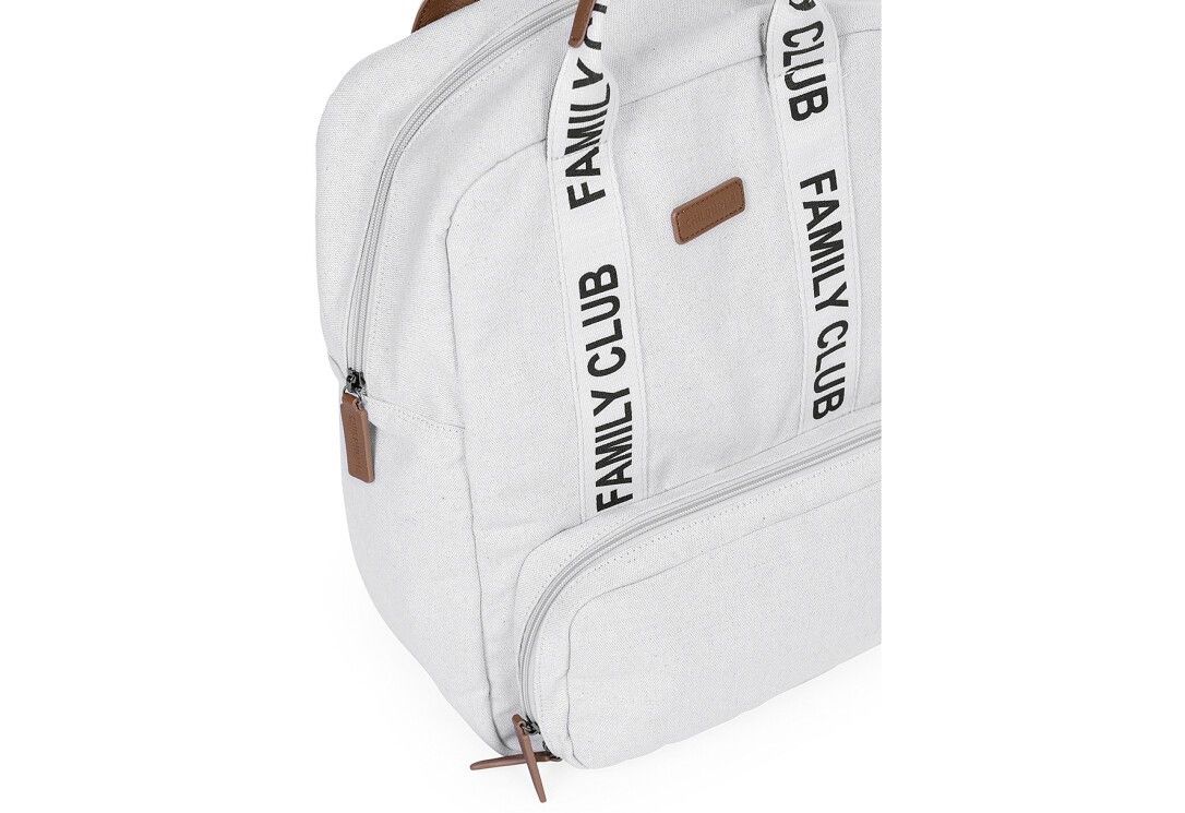 Detailansicht des weißen Wickelrucksacks. Schriftzug FAMILY CLUB auf Trägern. Braune Reißverschlüsse.