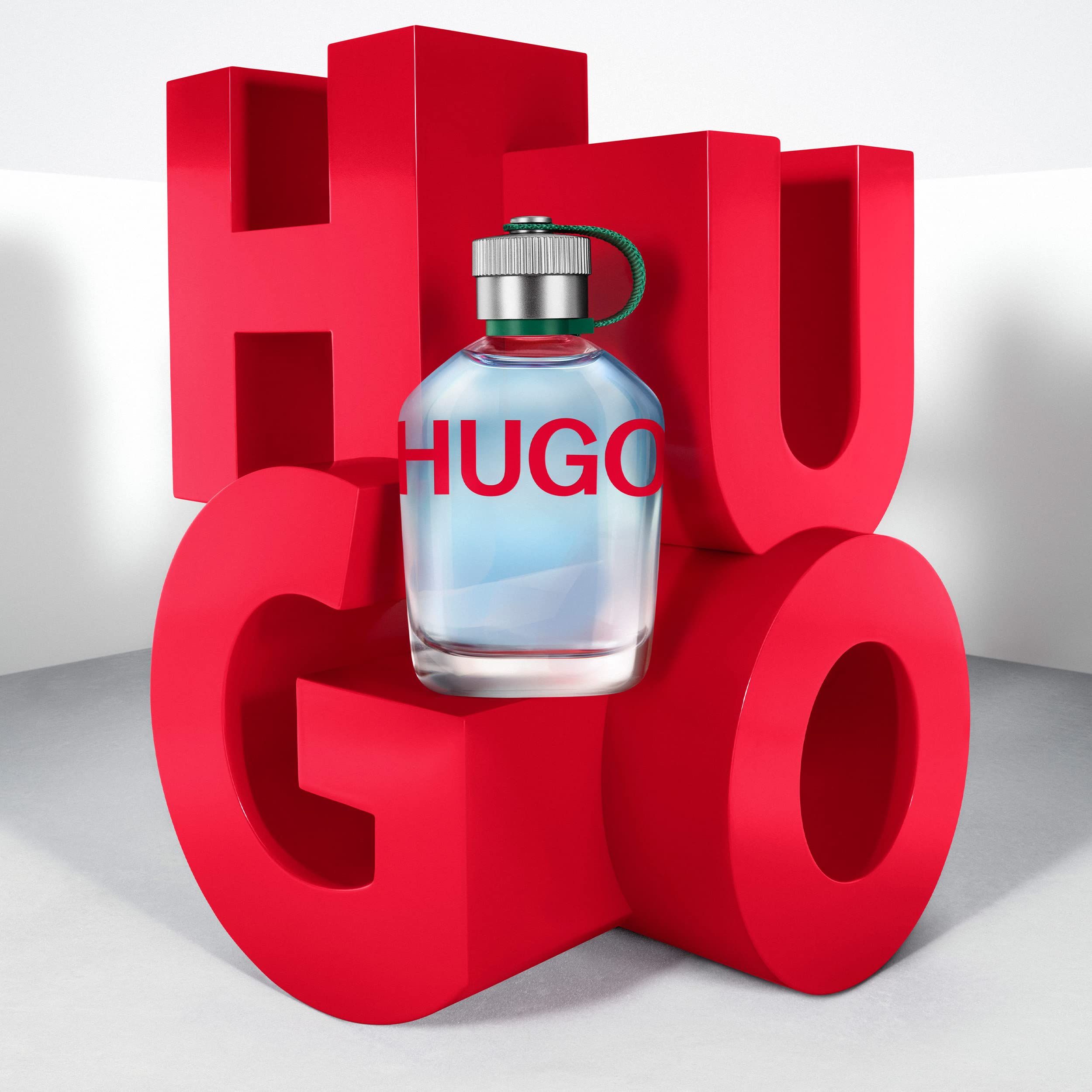 Klarer Glasflakon Hugo Eau de Toilette mit rotem Logo, auf roten Buchstaben 'HUGO' stehend.