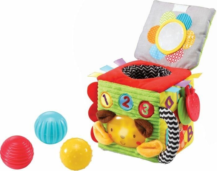 Stoffwürfel mit Zahlen, Hundegesicht, Spiegel, Bändern und Bällen. Farben: Rot, Blau, Gelb, Grün.