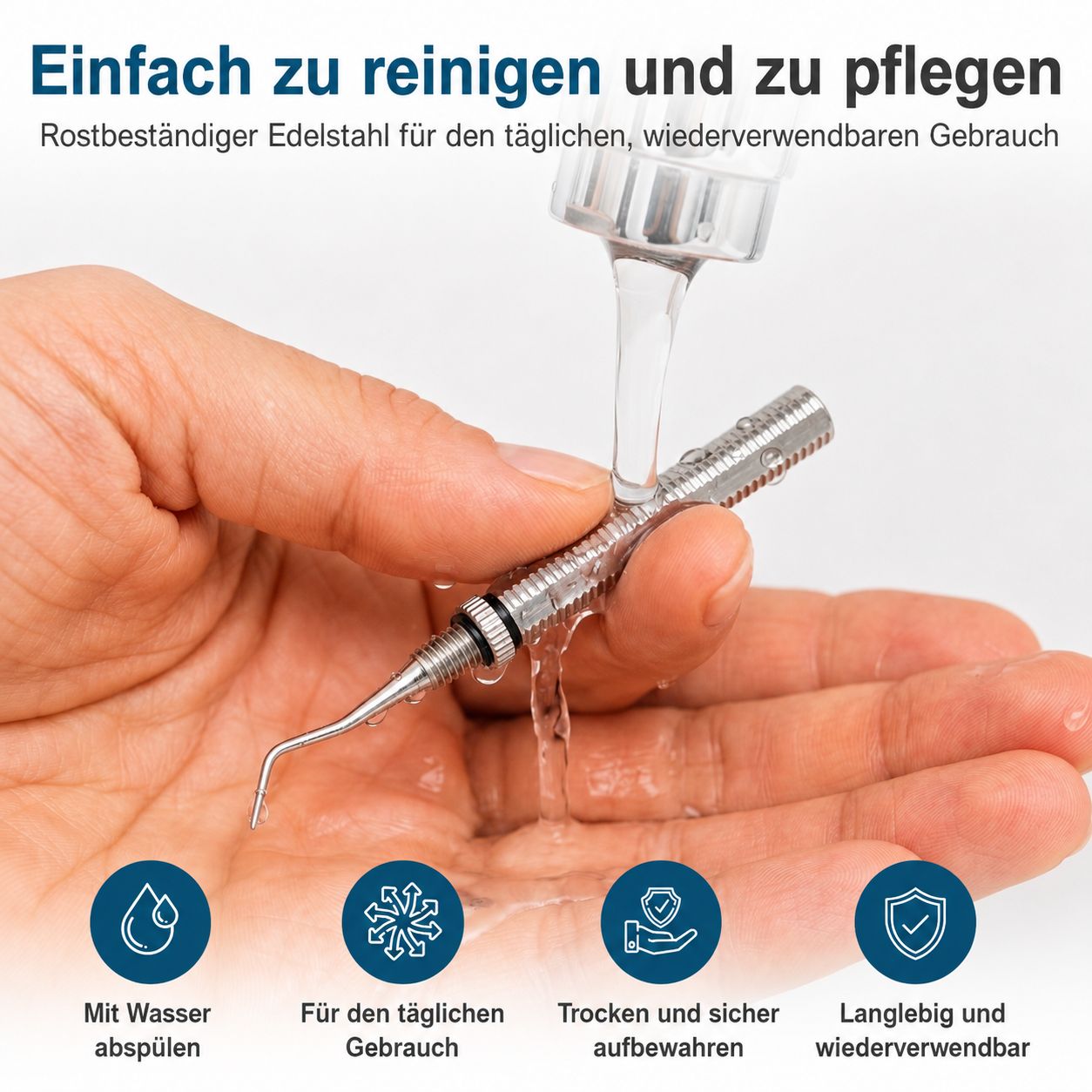 Reinigung des Edelstahl-Zahnstochers unter fließendem Wasser.