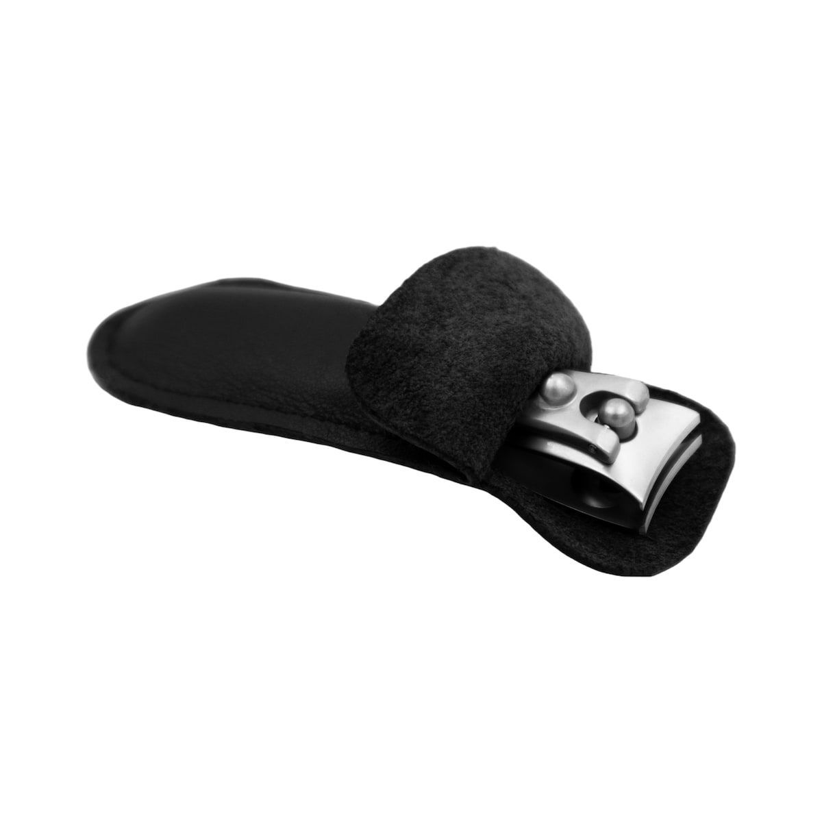 Nagelknipser aus Metall in schwarzem Lederetui. Der Knipser ist teilweise sichtbar. Die Schneide ist gebogen.