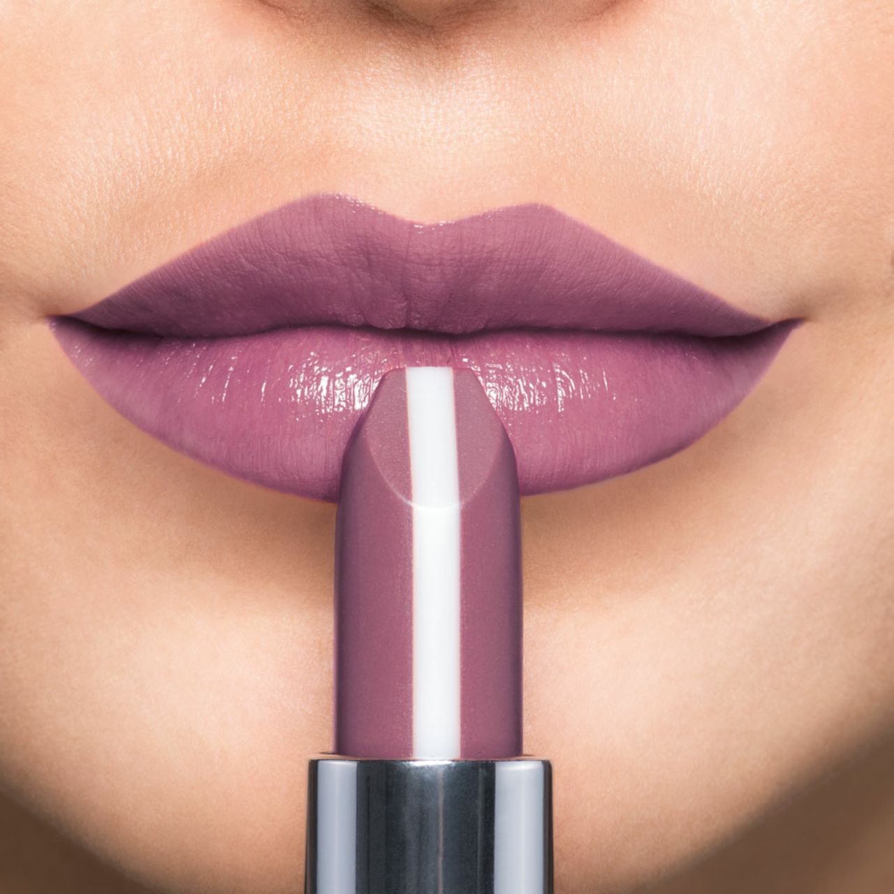 Nahaufnahme von Lippen, die mit einem rosafarbenen Lippenstift bemalt werden. Der Lippenstift hat einen weißen Streifen. Der Schriftzug ARTDECO ist nicht sichtbar.