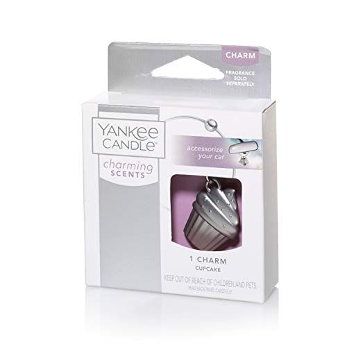 Verpackung mit silberfarbenem Cupcake-Charm. Aufschrift: Yankee Candle, Charming Scents. Zubehör für das Auto.