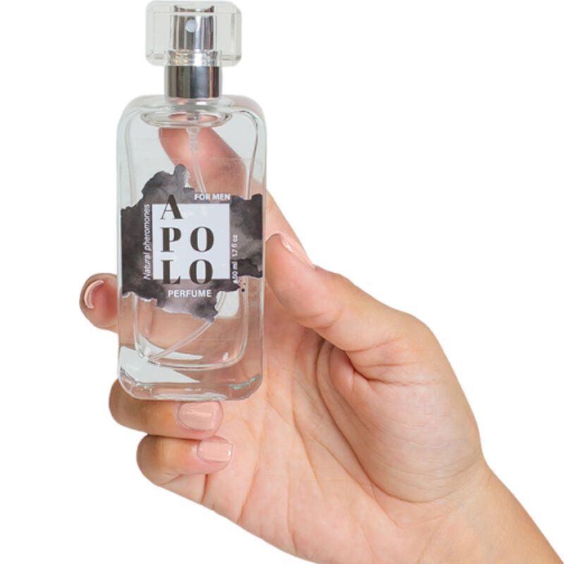 Klarer Flakon mit Sprühkopf, gehalten von einer Hand. Aufdruck: Apolo, For Men, Natural Pheromones, Perfume.
