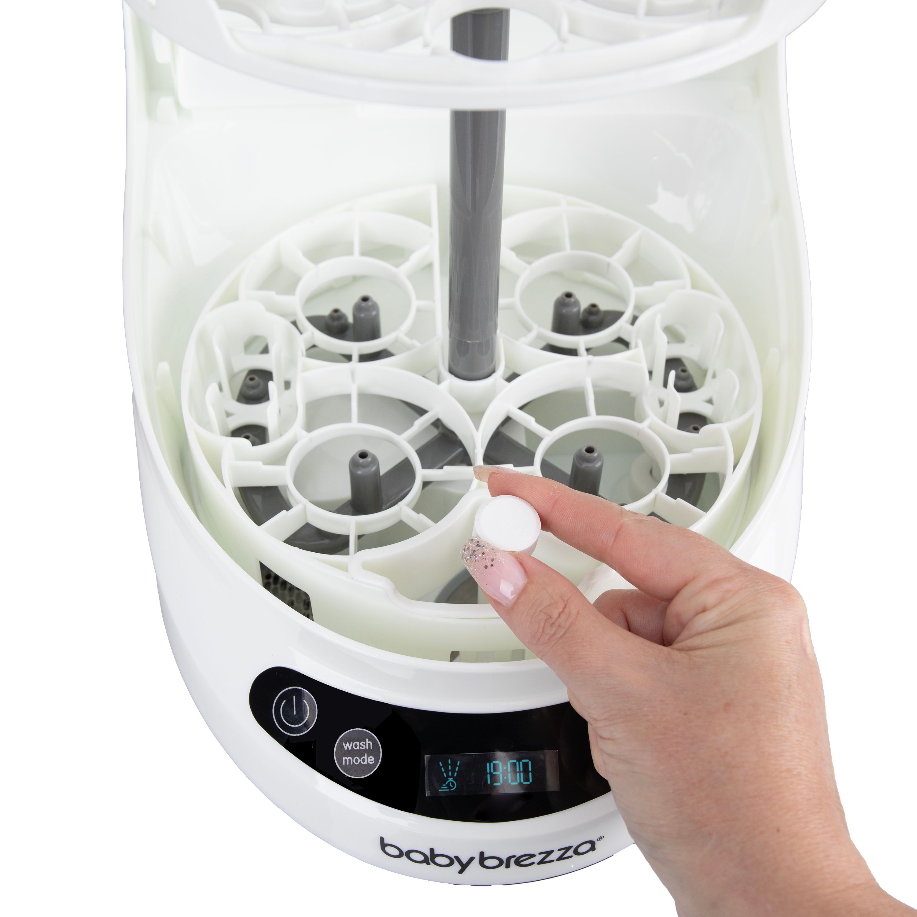 Weiße Baby Brezza Bottle Washer Pro. Hand hält Tablette. Digitalanzeige mit Uhrzeit.