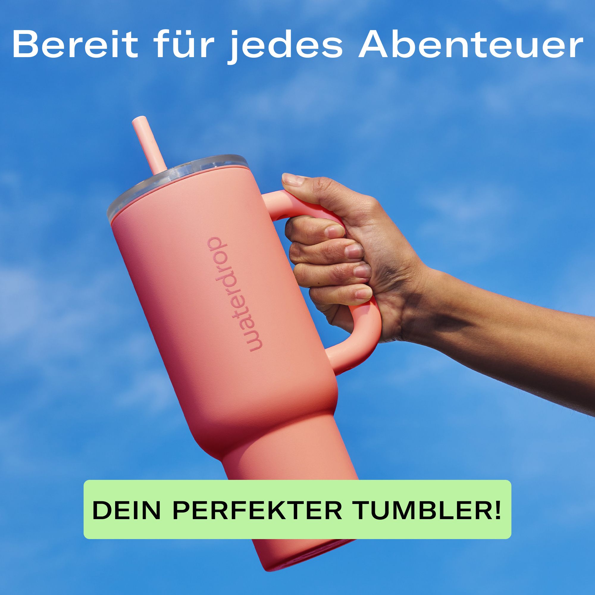Hand hält einen Soft Pink Thermobecher XL mit Henkel und Strohhalm.