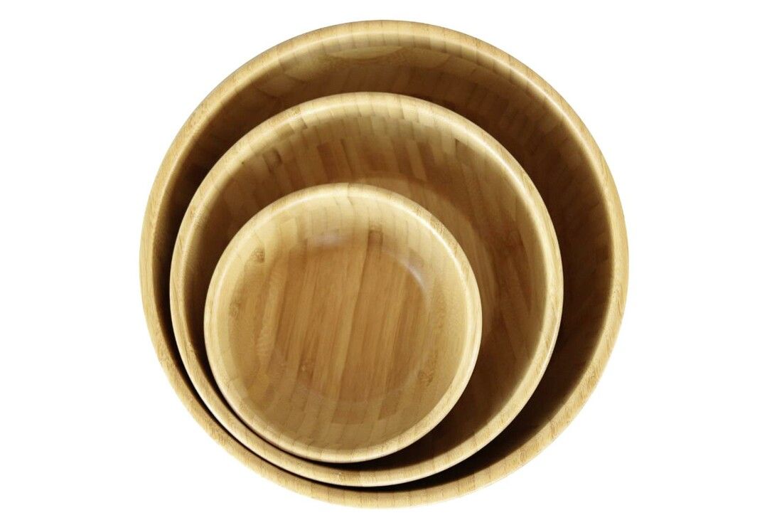 Drei runde Schüsseln aus hellem Holz, ineinander gestapelt. Die Schüsseln sind von oben gesehen.
