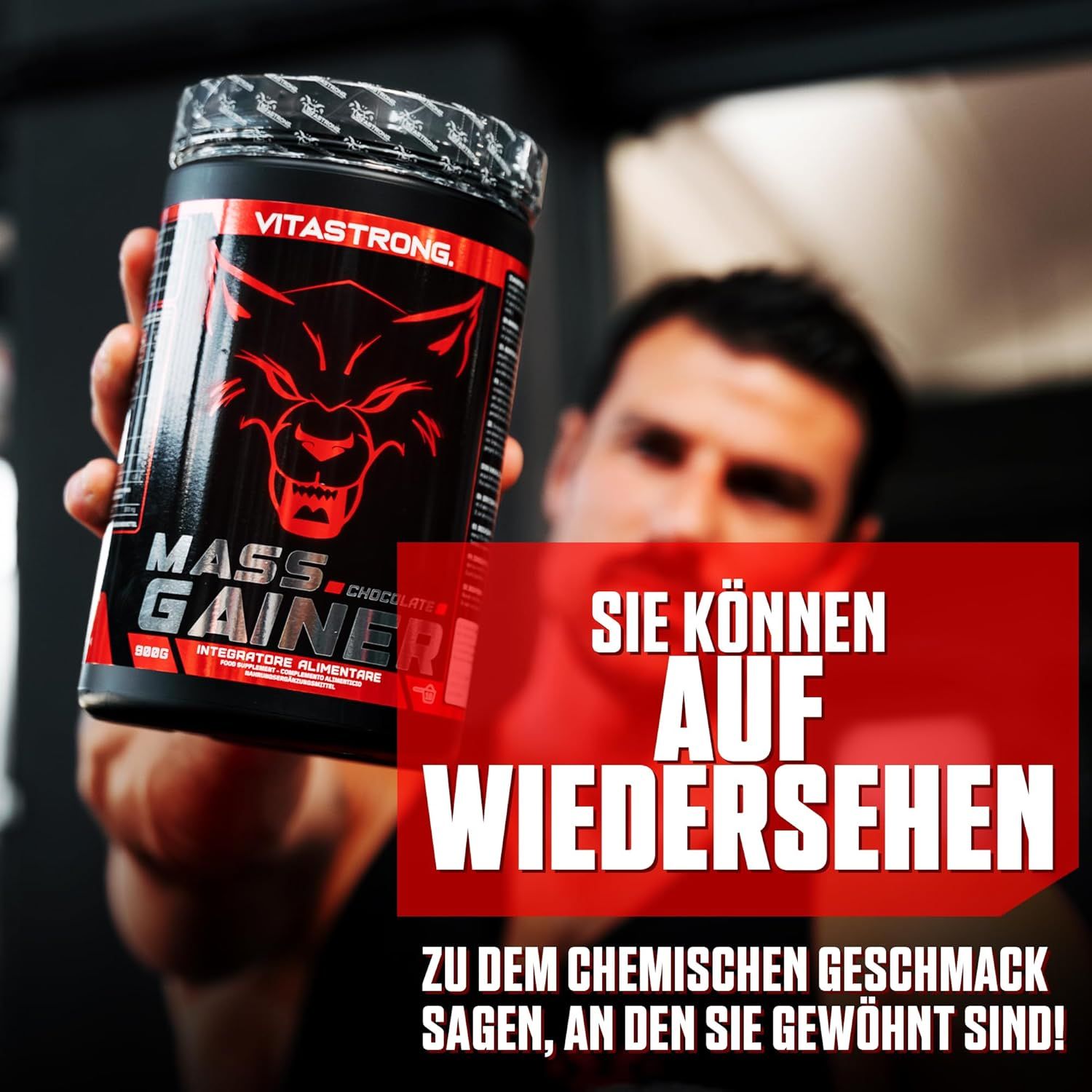 Vitastrong Mass Gainer-Behälter. Schwarzer Behälter mit rotem Etikett. Text: Sie können auf Wiedersehen zum chemischen Geschmack sagen.