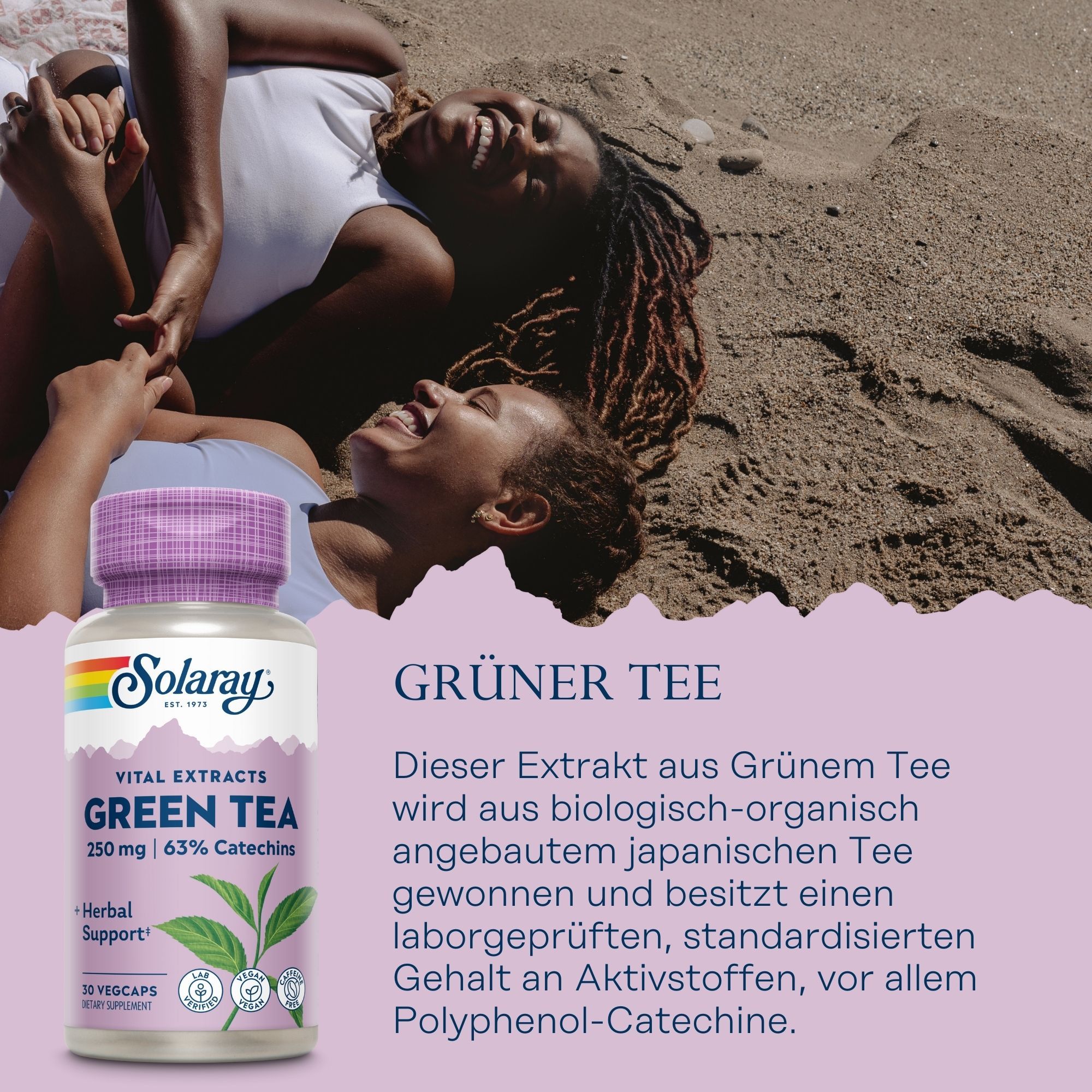 Solaray Grüner Tee Extrakt, 250 mg, 30 Vegicaps. Flasche mit lila Deckel. Hintergrund: zwei Personen am Strand.