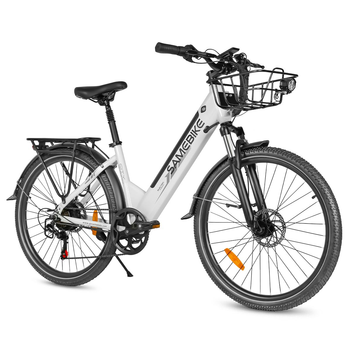 Weißes E-Bike mit schwarzem Rahmen, Korb und Gepäckträger. Marke SAMEBIKE. Vorder- und Rücklicht.