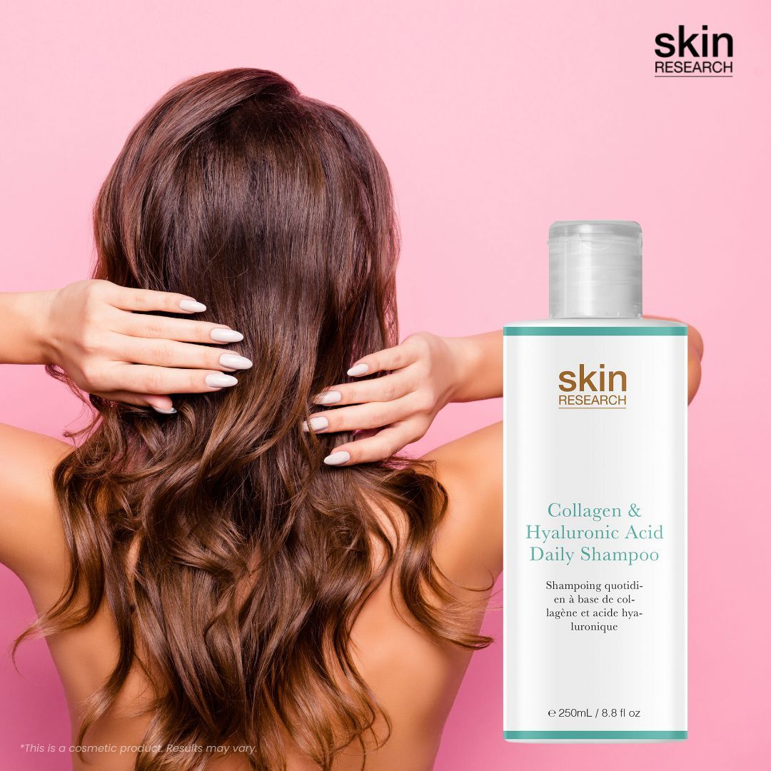 Frau mit langen, braunen Haaren. Shampoo-Flasche mit Aufschrift: Collagen & Hyaluronsäure Daily Shampoo. Marke: skin RESEARCH.