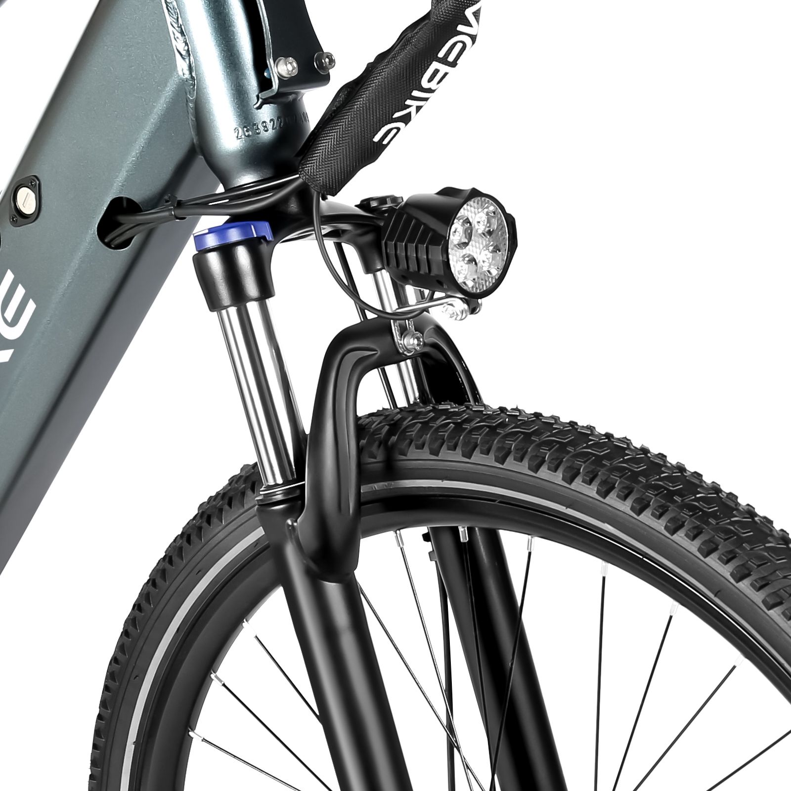 Nahaufnahme des Vorderrads eines E-Bikes. Sichtbar: Scheinwerfer, Gabel, Reifen, Bremsen. Marke SAMEBIKE.
