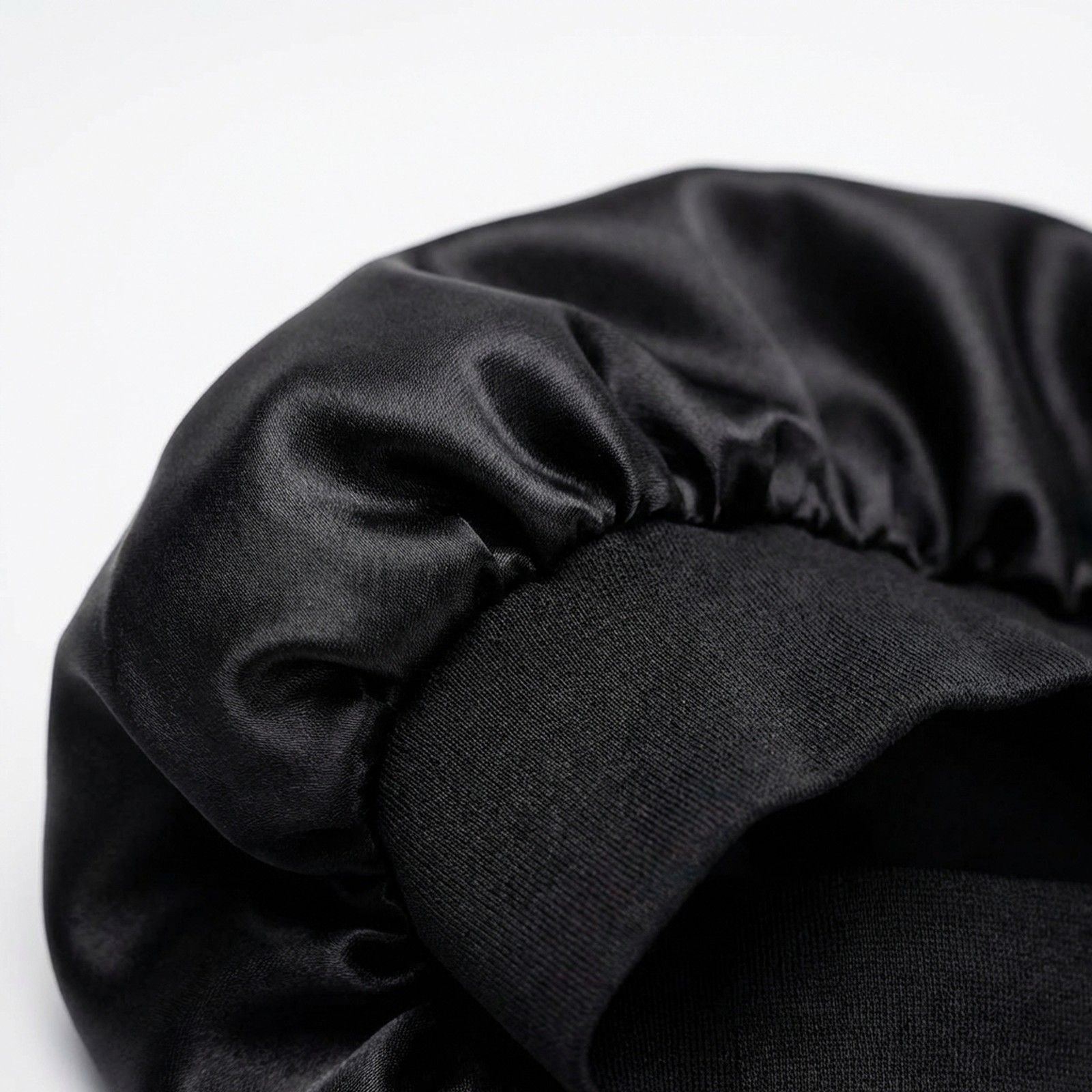 Schwarzer Satin-Schlafhaube mit elastischem Bund.