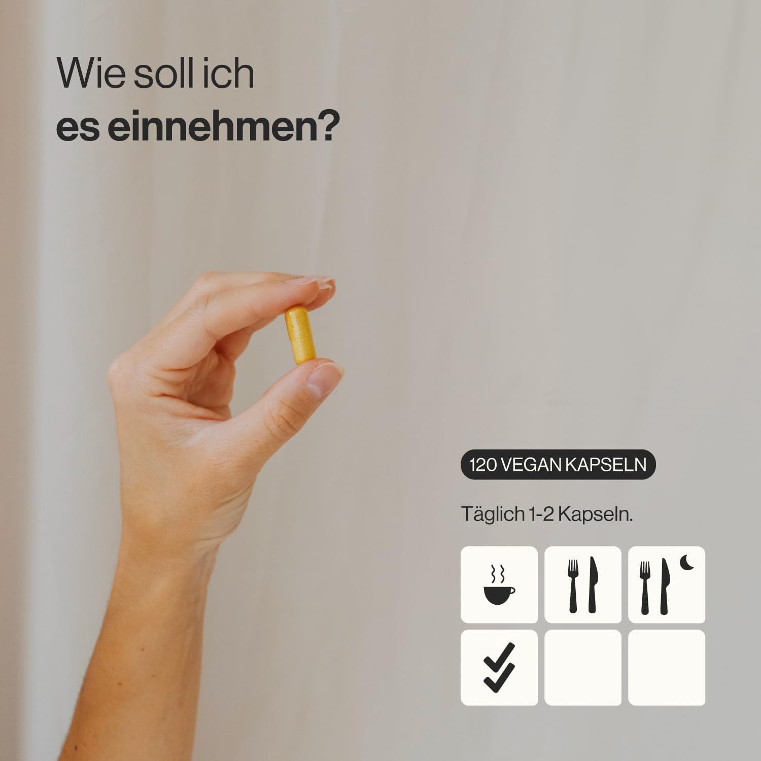 Hand hält gelbe Kapsel. Text: 120 vegane Kapseln. Täglich 1-2 Kapseln. Symbole: Kaffee, Gabel, Mond, Häkchen.