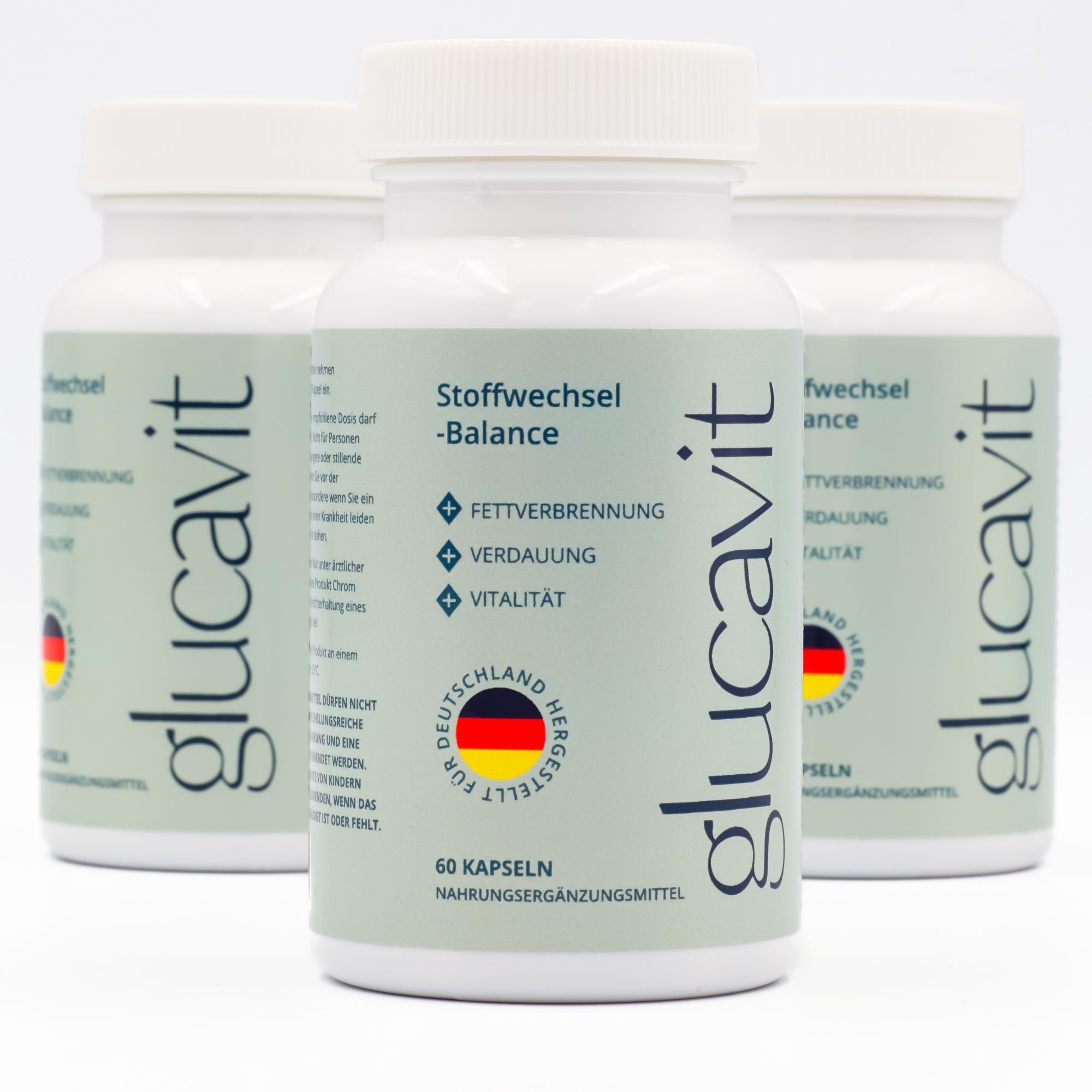Drei weiße Flaschen mit Glucavit-Etiketten. Aufschrift: Stoffwechsel-Balance, Fettverbrennung, Verdauung, Vitalität. 60 Kapseln, hergestellt in Deutschland.