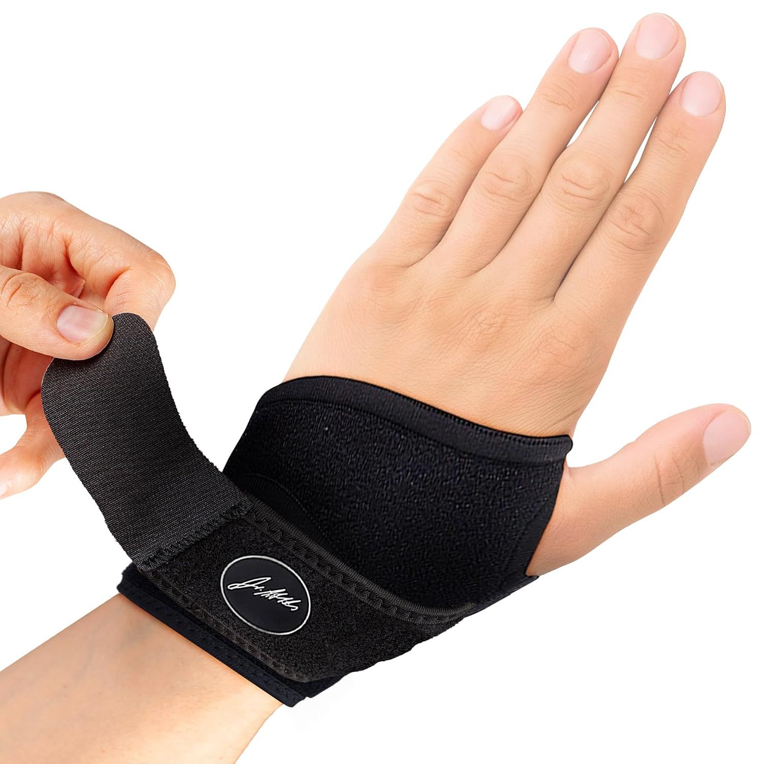 Schwarze Handgelenkbandage mit Klettverschluss und ovalem Logo.