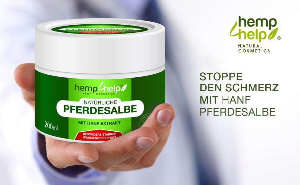 Person hält Produkt in Hand. Weißes Tiegel mit grünem Etikett. Text: NATÜRLICHE PFERDESALBE, MIT HANF EXTRAKT, 200ml. Logo: hemp4help.