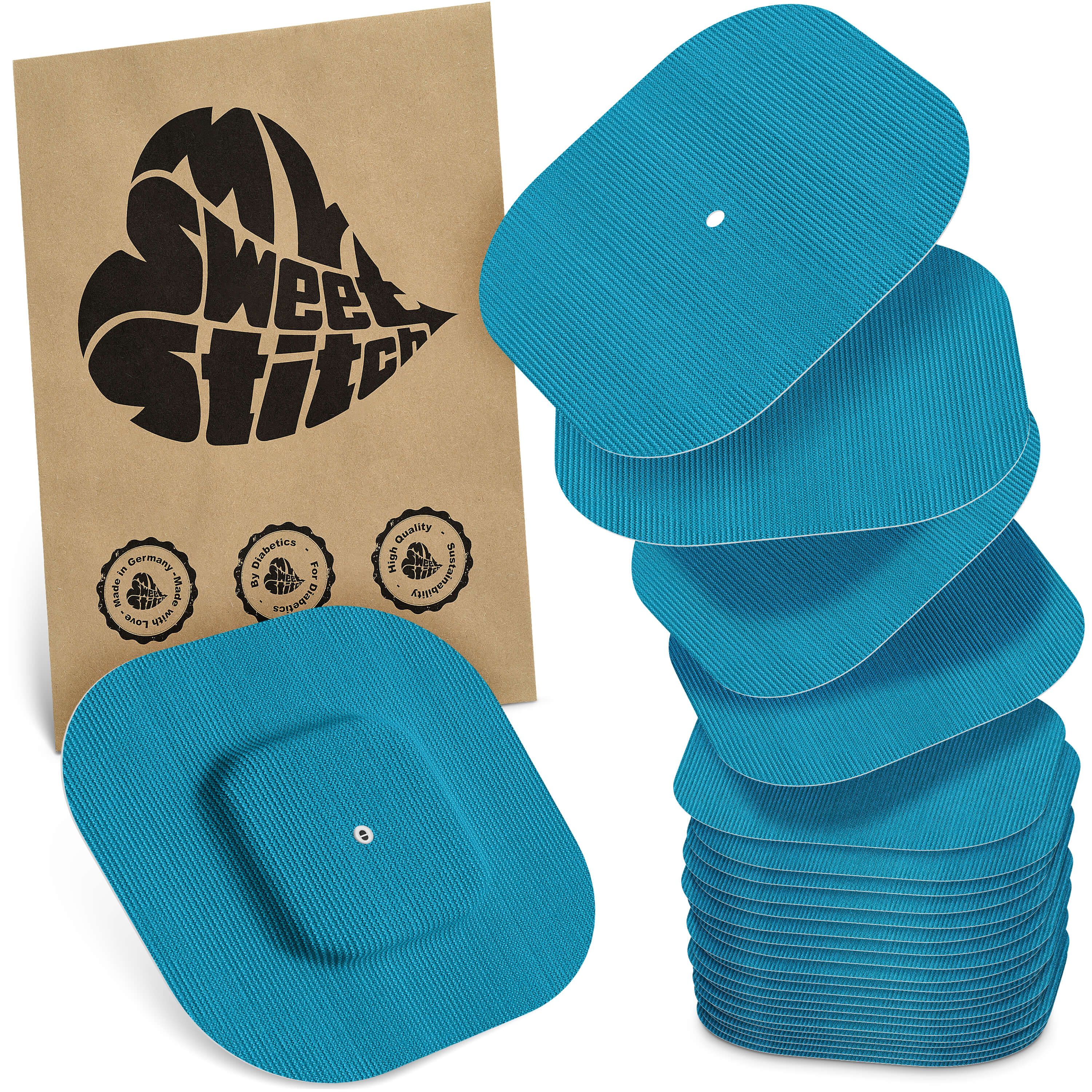 Blaues, quadratisches Pflaster mit geriffelter Oberfläche und einem kleineren, quadratischen Mittelteil. Braune Verpackung mit Logo.