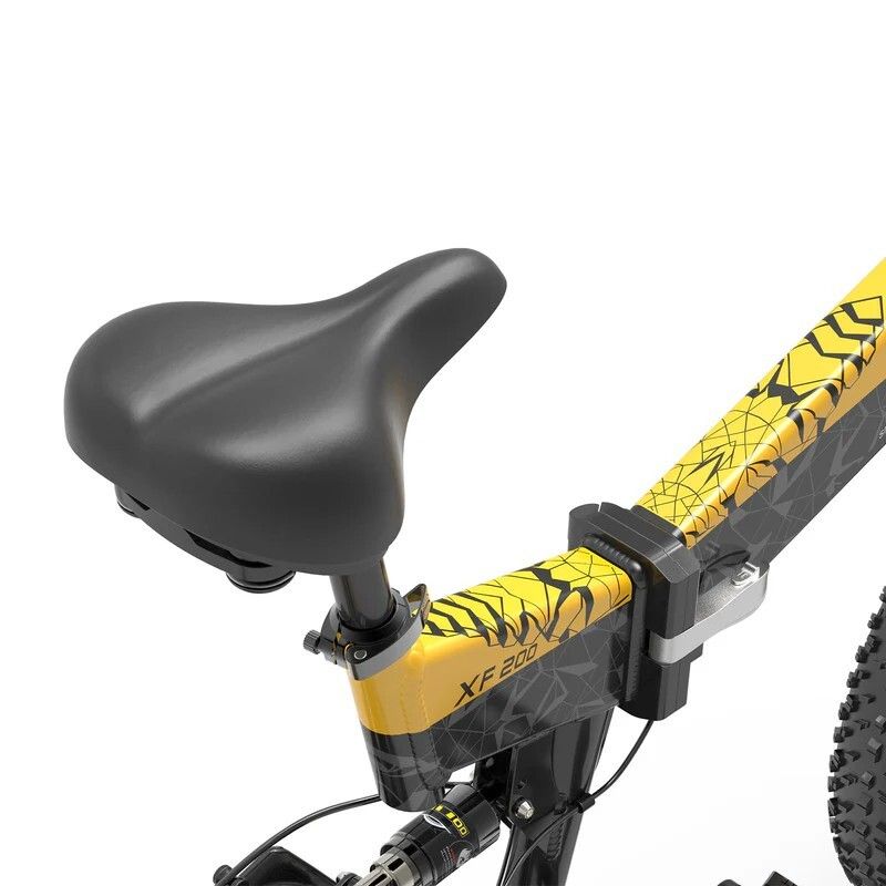 Nahaufnahme des Sattels und Rahmens eines gelb-schwarzen E-Bikes. Sichtbar: Sattel, Rahmen, XF200-Logo.