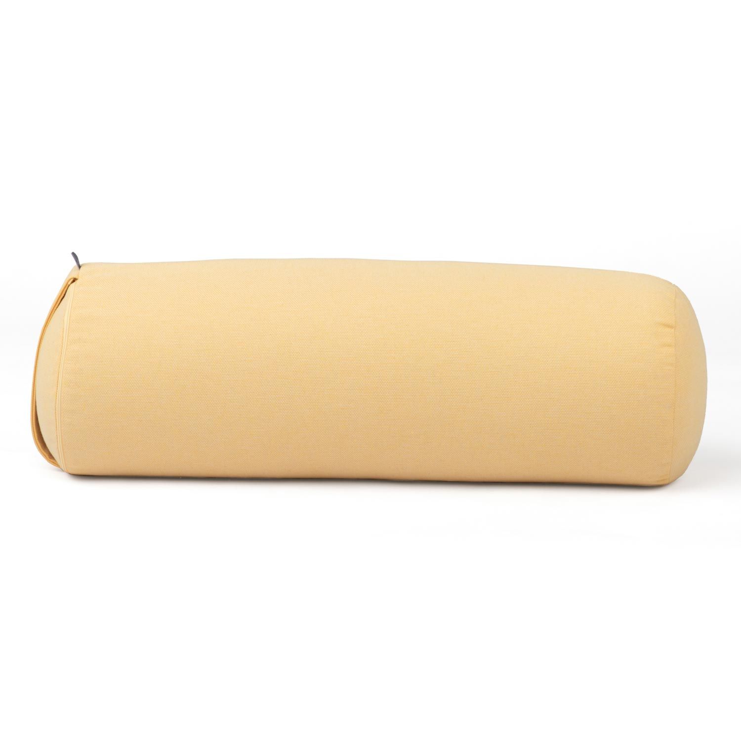 Gelbes Yoga-Bolster. Zylindrische Form. Dobby-Gewebe. Seitlich abgerundete Enden. Auf weißem Hintergrund.