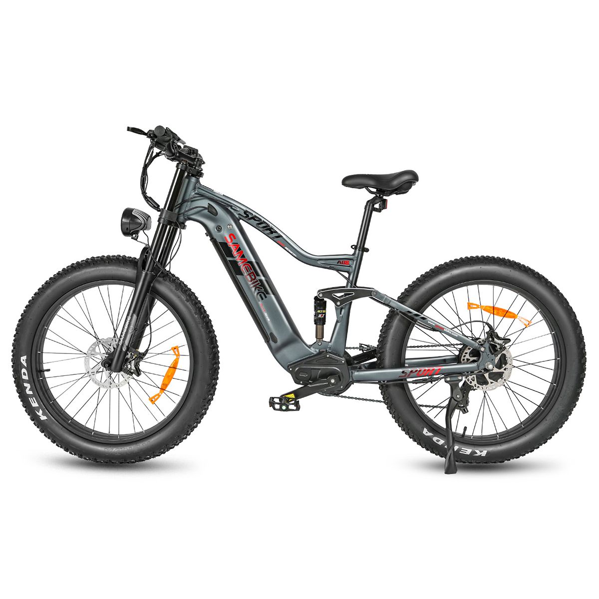 Graues E-Mountainbike mit schwarzen Reifen. Aufschrift "SPORT" und "SAMEBIKE". Schwarzer Sattel und Lenker. Orangefarbene Akzente.