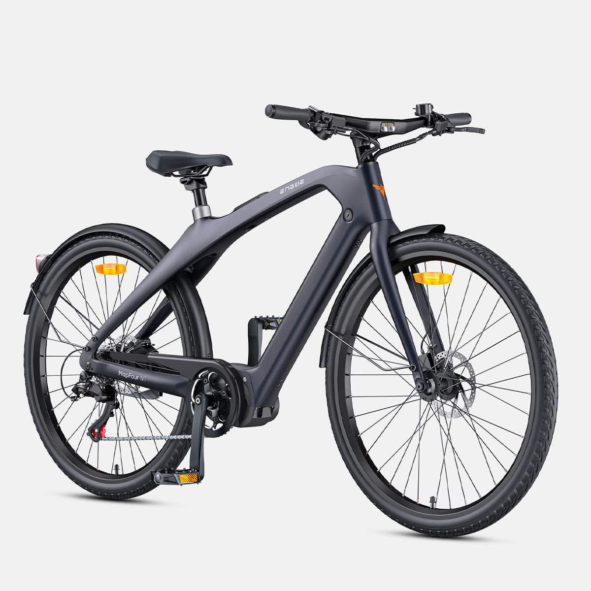 Dunkelgraues Elektrofahrrad mit schwarzen Reifen und Schutzblechen. Sichtbare Bremsen und Pedale. Engwe-Logo.