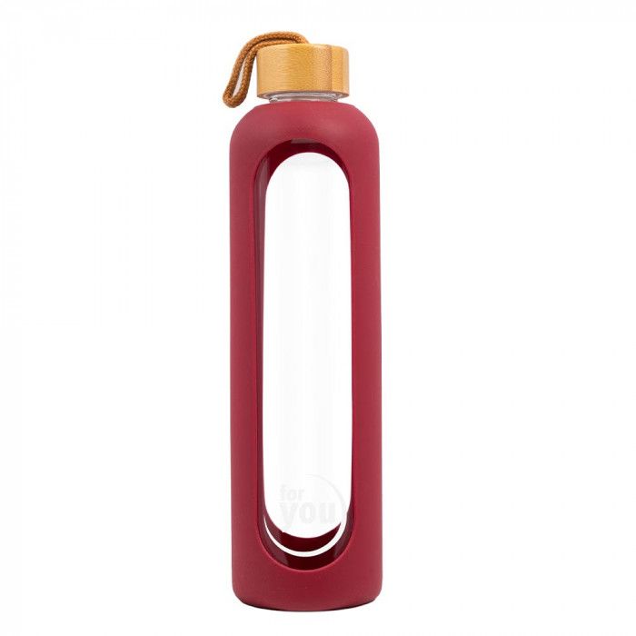 Nachhaltige Trinkflasche aus Glas mit roter Silikonhülle und Bambusdeckel.