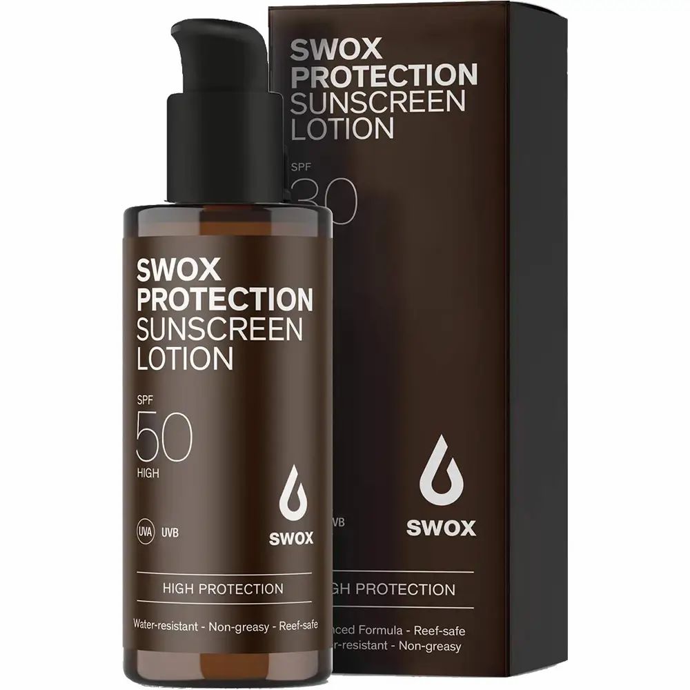 Braune Flasche mit schwarzem Pumpkopf und Karton. Aufschrift: SWOX PROTECTION SUNSCREEN LOTION SPF 50.