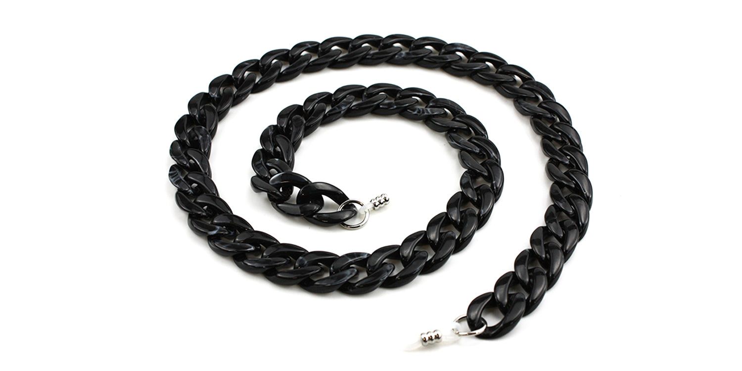 Schwarze Brillenkette, spiralförmig angeordnet. Kettenglieder aus Kunststoff, mit silberfarbenen Enden zur Befestigung an Brillen.