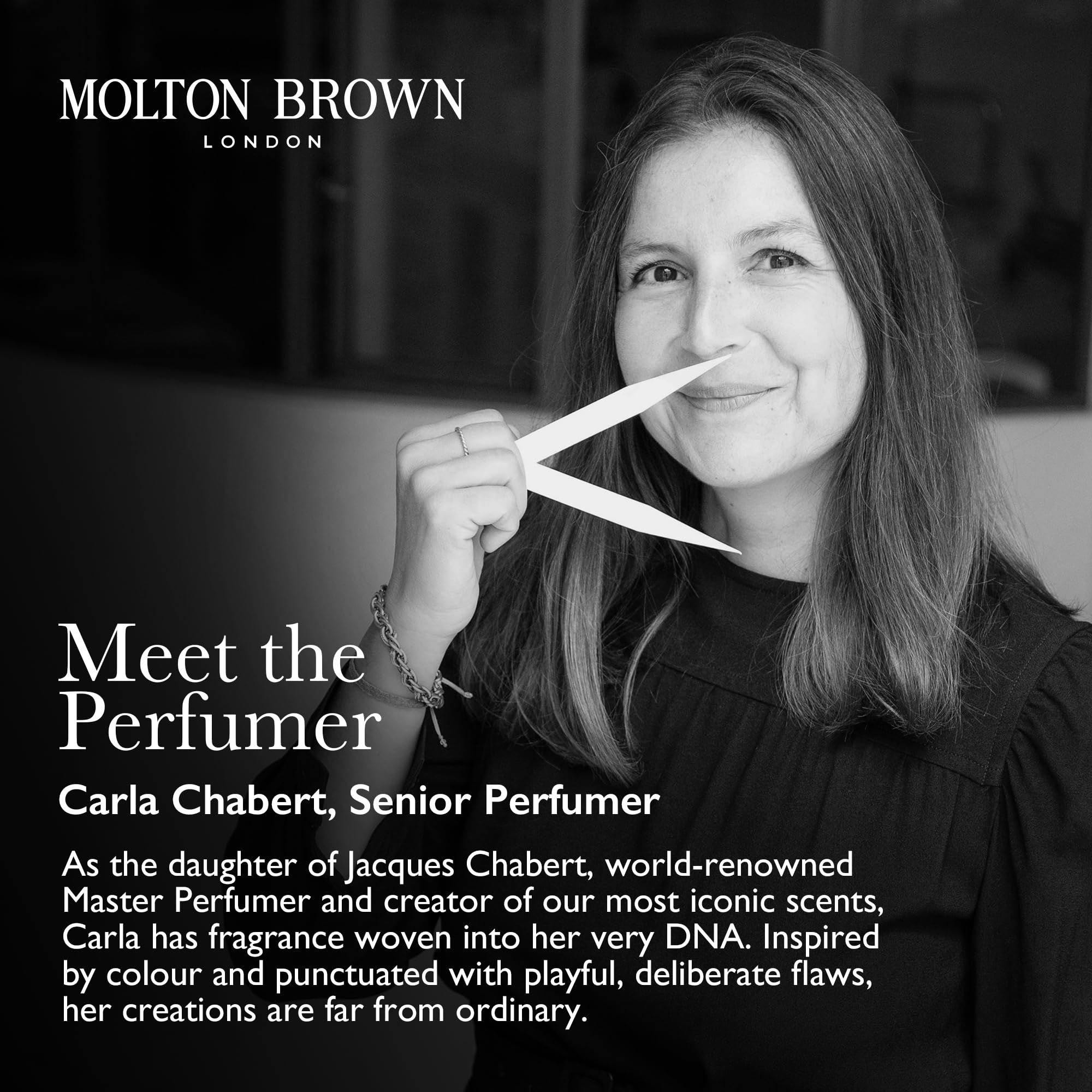 Porträt einer Frau, die zwei Duftstreifen vor der Nase hält. Text: Meet the Perfumer, Carla Chabert.