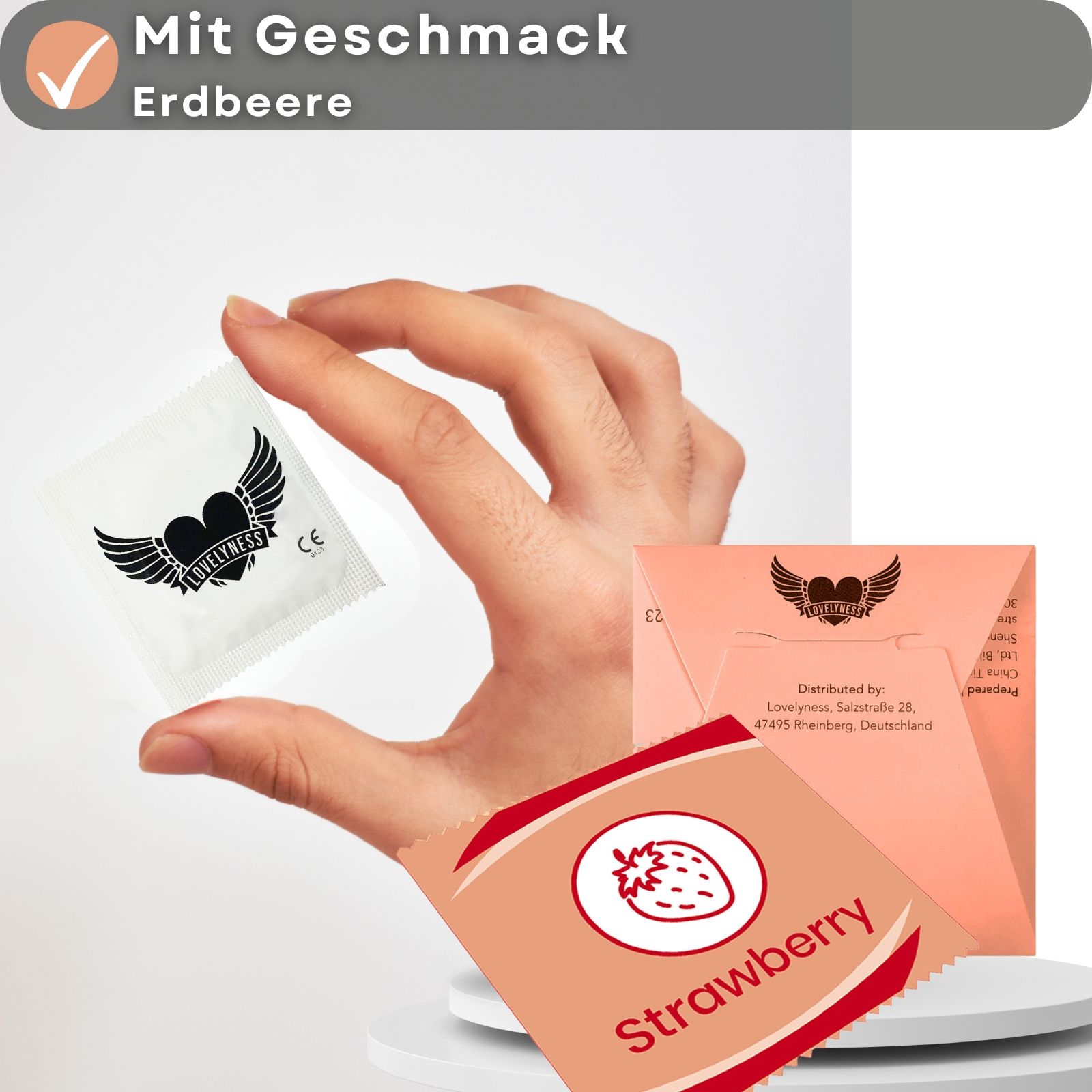 Kondomverpackung und Kondom. Text: Mit Geschmack Erdbeere.