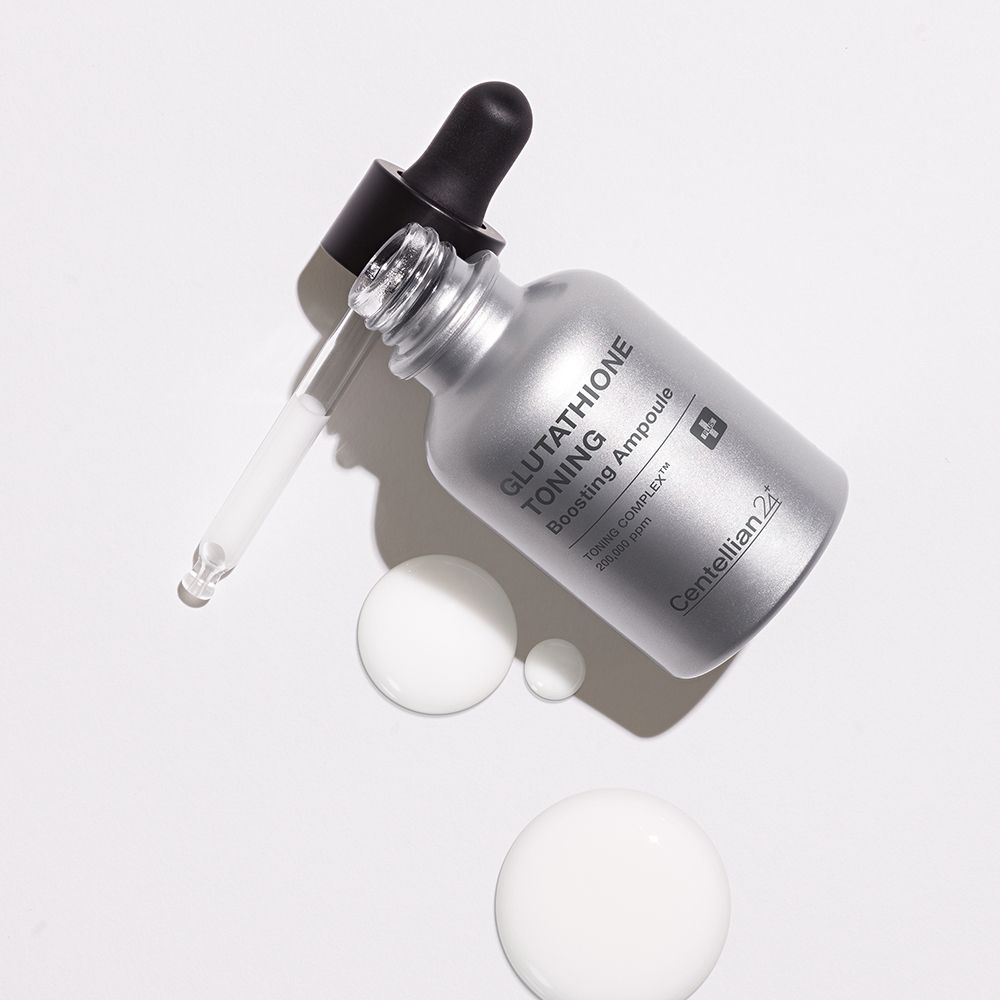 Silberne Flasche mit Pipette, beschriftet mit 'Glutathione Toning Boosting Ampoule'.