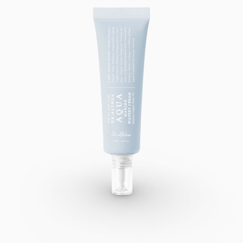 Hellblaue Tube mit weißer Schrift. Produktname: Aqua Marine Watery Cream. Transparenter Applikator. Marke: Dr. Althea.