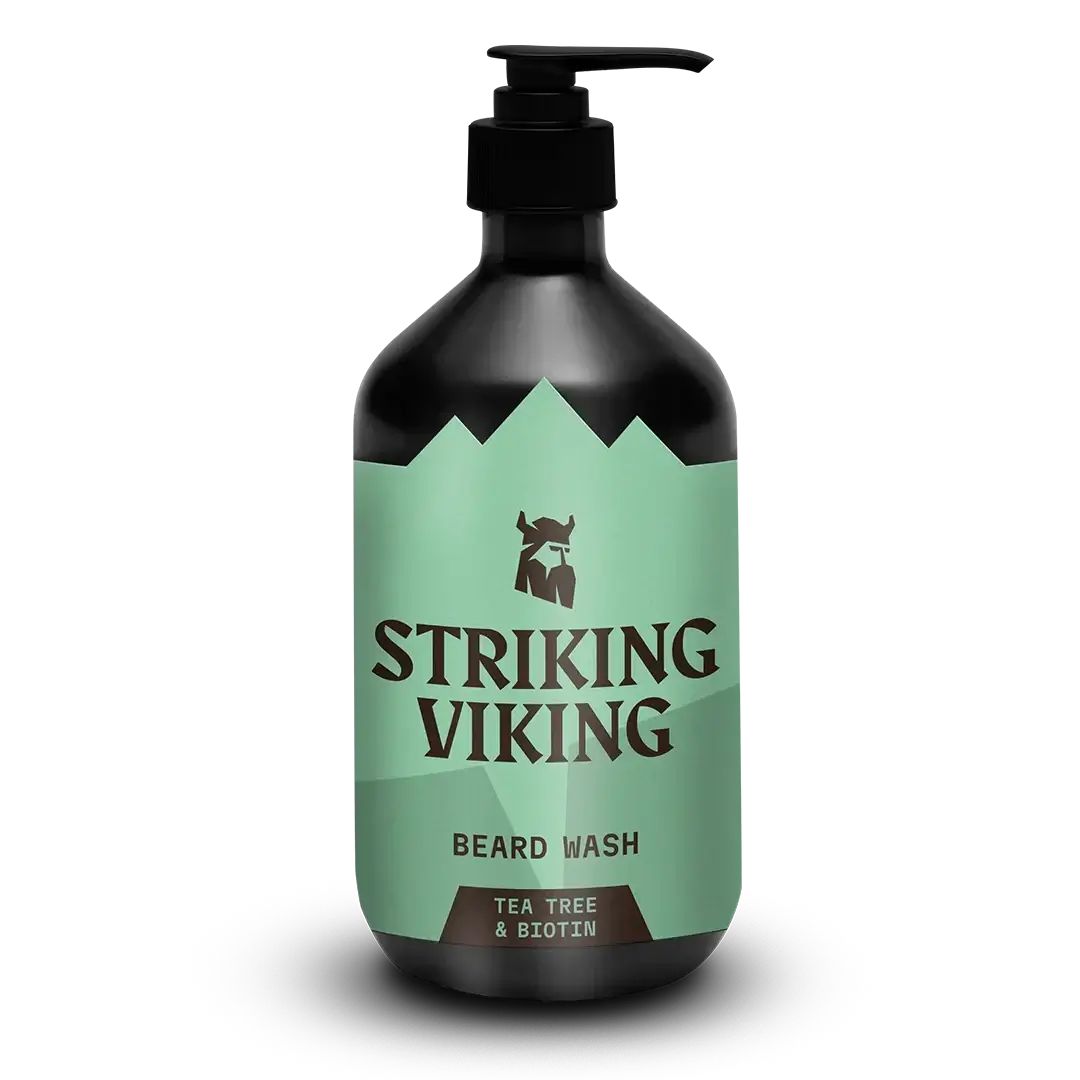 Schwarze Flasche mit Pumpe. Aufkleber mit "Striking Viking" und "Beard Wash". Enthält Teebaum & Biotin.