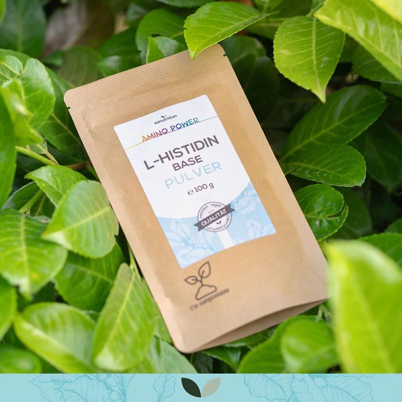 Beutel mit L-Histidin Base Pulver. Braune Verpackung mit weißem Etikett und blauer Grafik. Qualitässiegel.