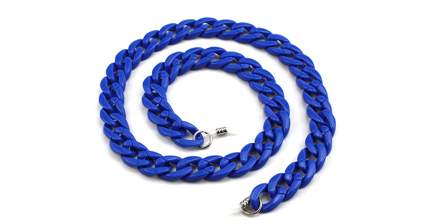 Blaue Brillenkette in Kettenform, mit silberfarbenen Verschlüssen. Auf weißem Hintergrund.