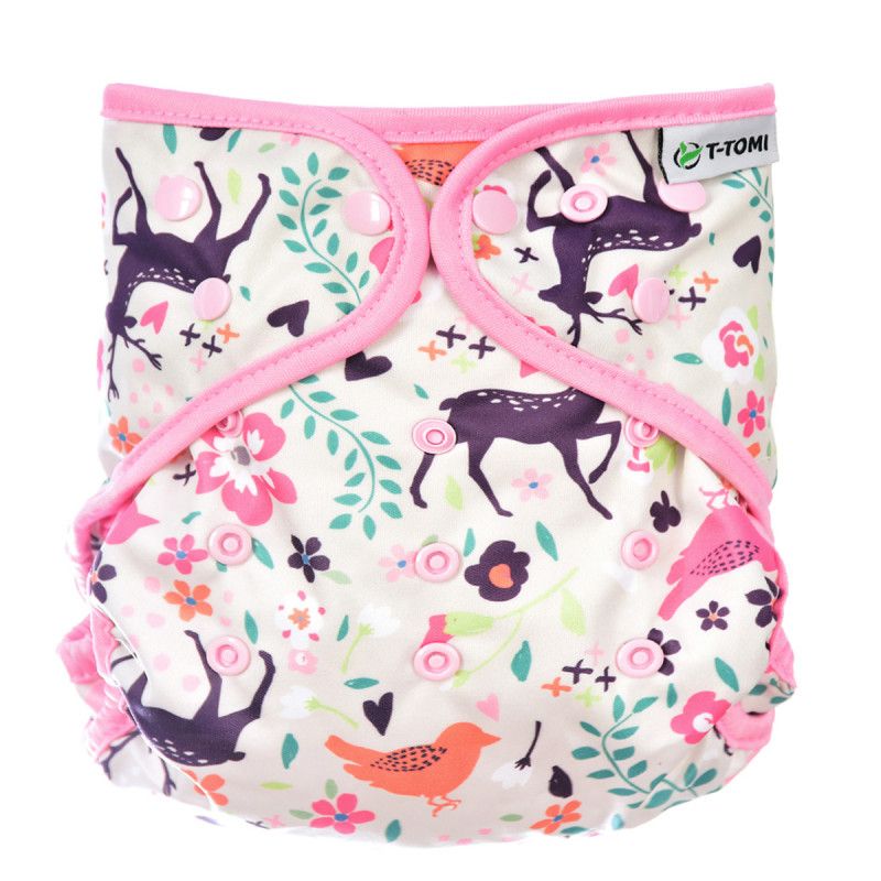 Windel mit rosa Einfassung und Druckknöpfen. Motiv: Rehe, Blumen und Vögel. T-TOMI Logo.
