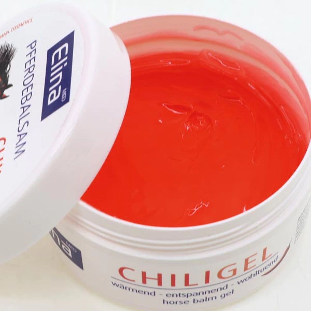 Weißer Tiegel mit geöffnetem Deckel. Rotes Gel im Inneren sichtbar. Aufschrift: Elina Med Chili Gel.