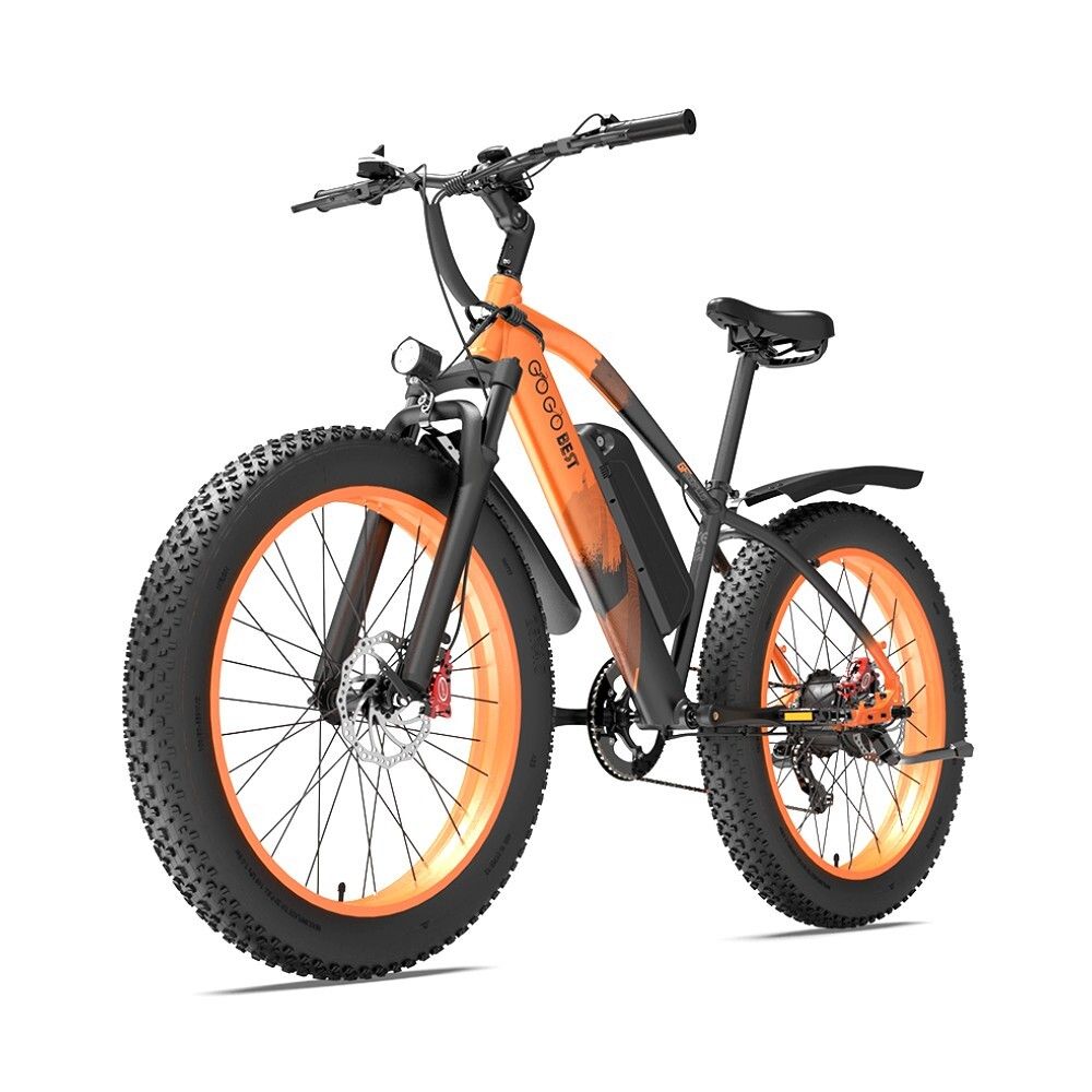 E-Mountainbike mit orangefarbenen Felgen und Reifen. Schwarzer Rahmen, GOGOBEST-Logo. Scheinwerfer und Schutzbleche.