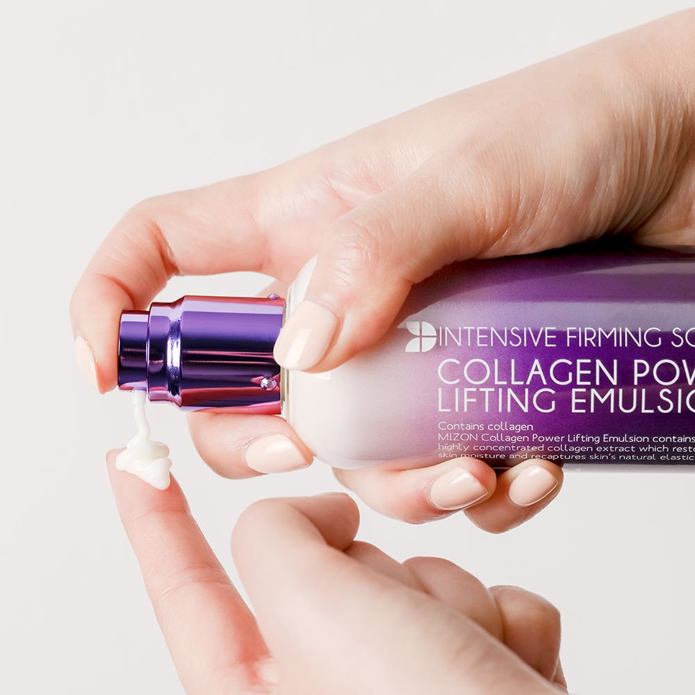 Hand drückt auf Flasche. Aufschrift: Collagen Power Lifting Emulsion. Emulsion wird auf Finger gedrückt.
